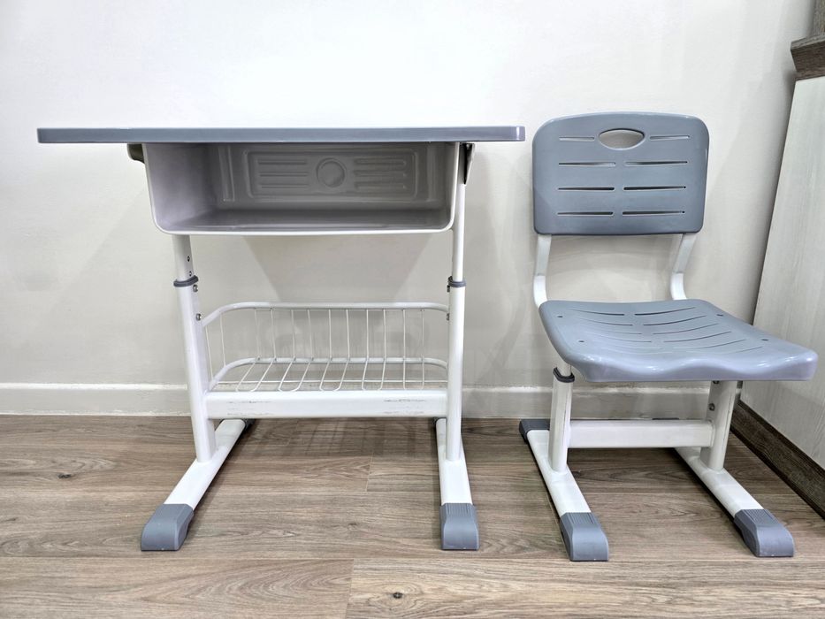 Детский письменный стол и стул