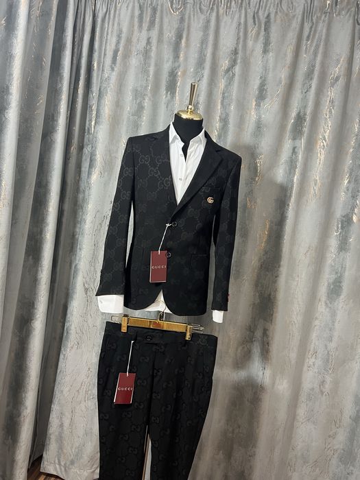 Costum Gucci , elegant