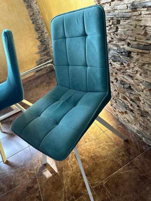 Стол кухонный и стулья