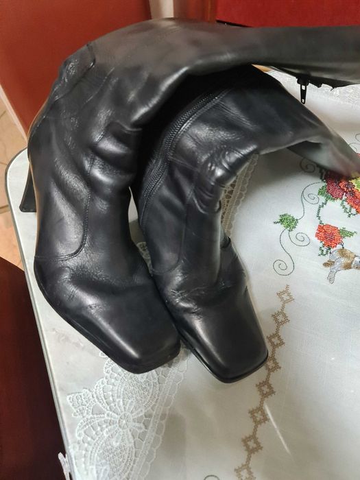 Vând cizme negre, dama, din piele,  nr 37 , imblanite, toc 8 cm
