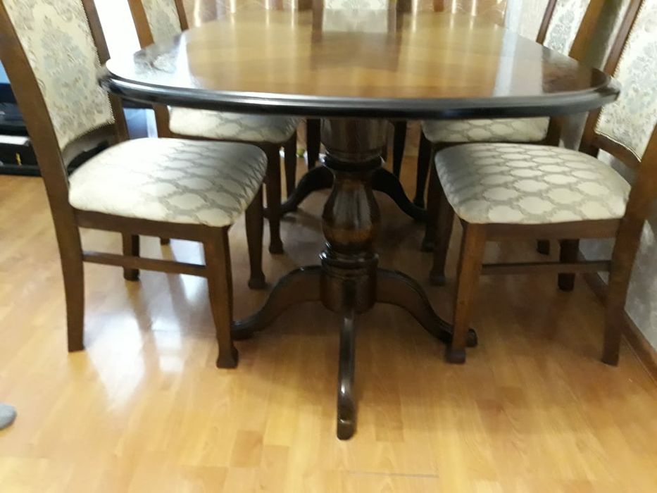 Срочно! Продается стол и стулья для гостинной.