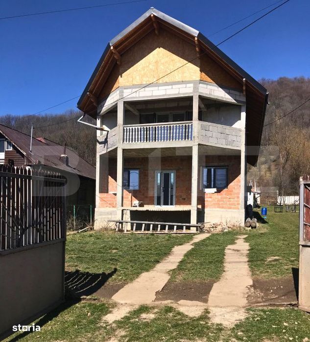 Casa (la rosu), Livada si Padure, Teren Generos si Plata Flexibila –