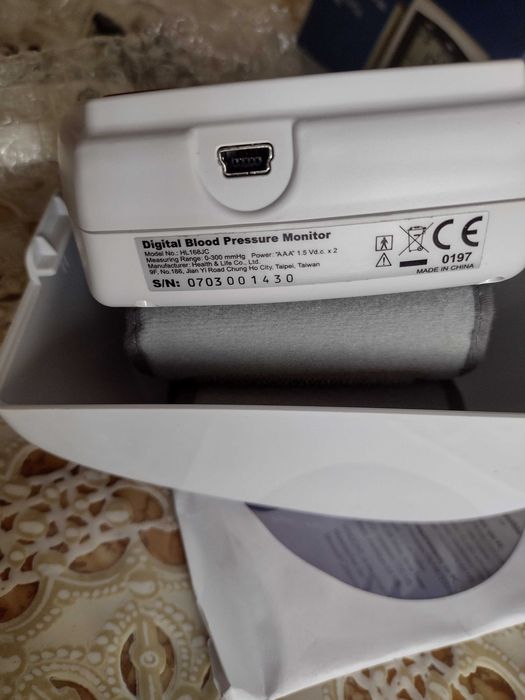 Апарат за измерване на кръвно налягане пулса и температура