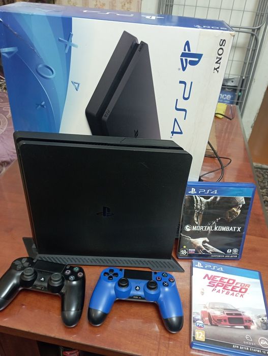 Продам отличную PS4 на 1 тб
