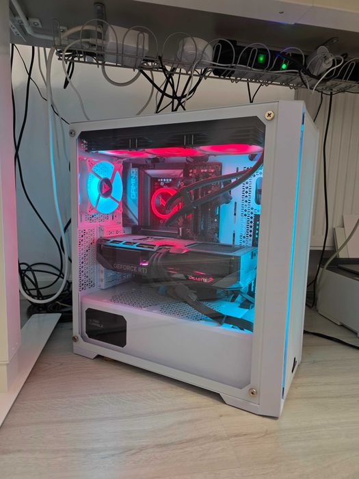 Workstation/PC Gaming | Aproape NOU + garantie | 64 GB RAM | 4 TB SSD | RTX 5070 Ti 16 GB GDDR7 256-bit | MD Ryzen 9 9900X