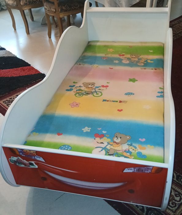 Продам детскую кровать машинка