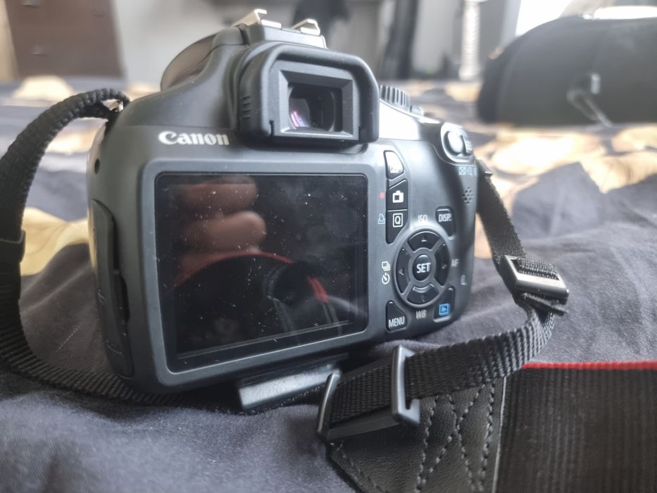 продам камеру canon eos 1100D