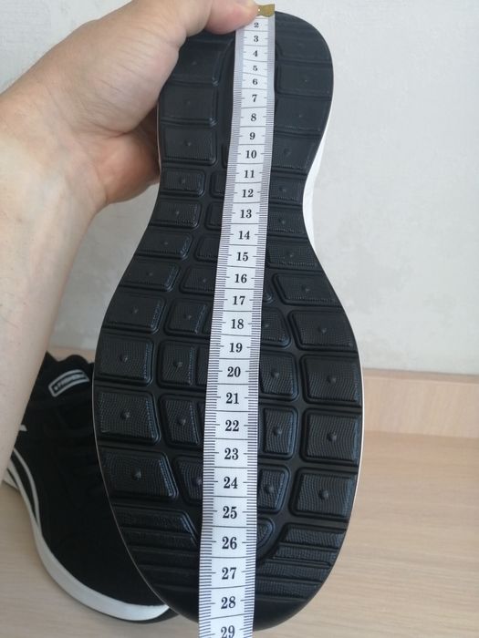 Продам женские кроссовки