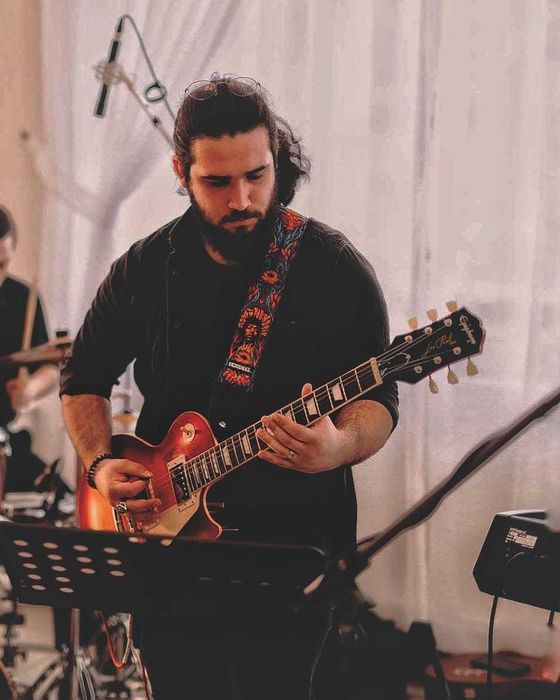 Predau lectii/cursuri de chitara clasica/electrica/bass