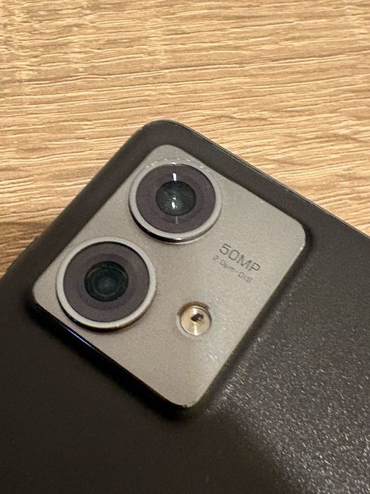 Motorola Edge 40 Neo – cutie + garanție + huse – stare foarte bună