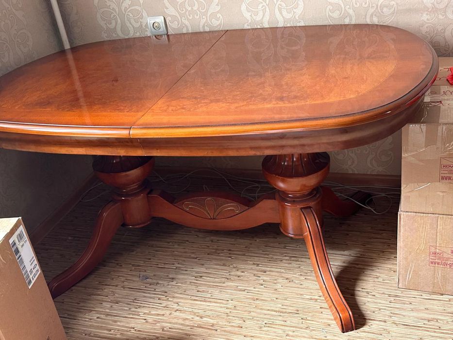 Срочно стол для зала гостиной