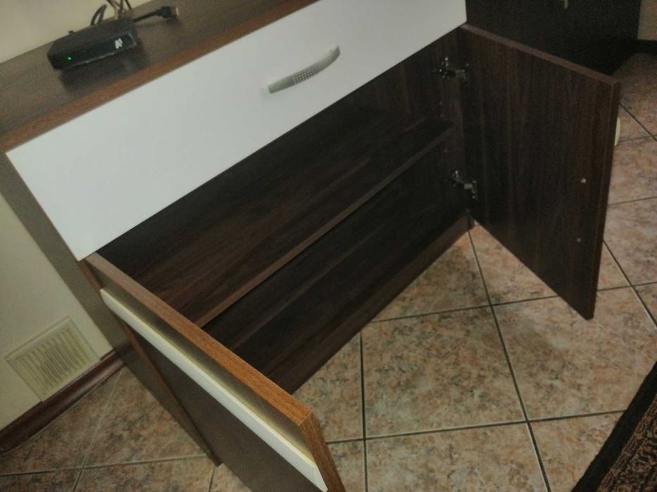 Продавам два ретро стола, два шкафа с чекмеджета