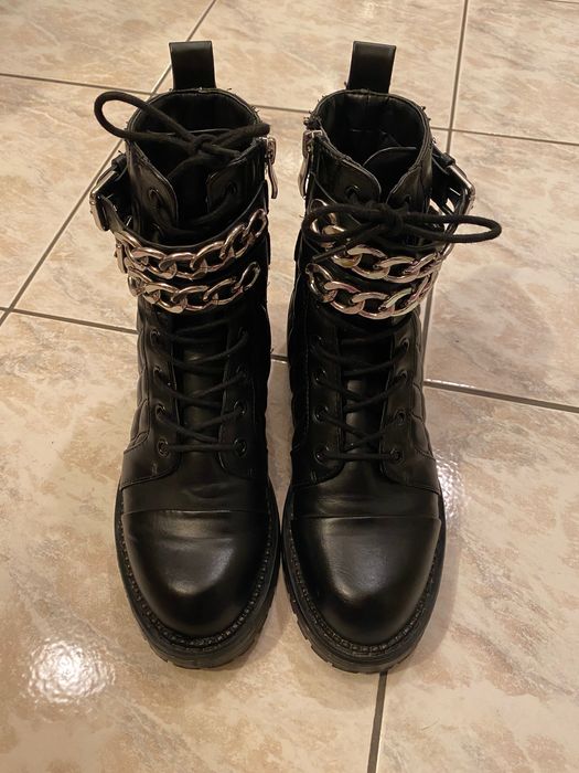 Продавам черни боти Страдивариус