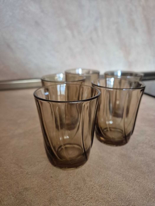 Стъклени чаши от кафяво стъкло