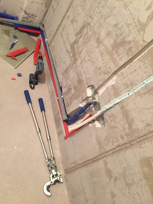 Сантехник,коммуникации.