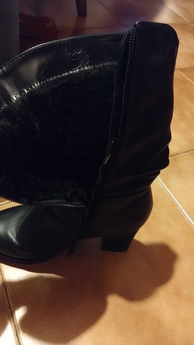 Черни боти с ток