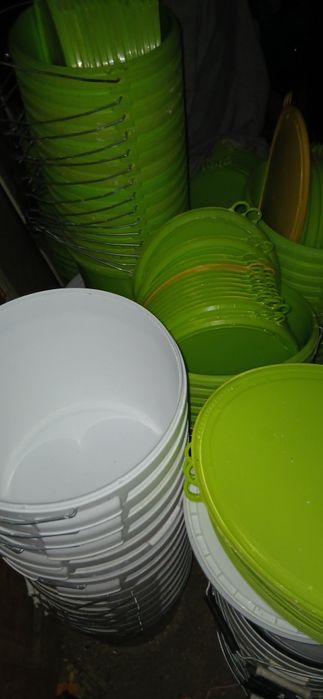 Găleți din plastic, cu capac