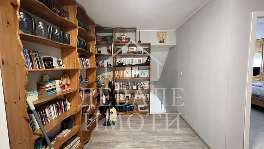 Продава се масивна двуетажна къща с гараж в гр. Мартен