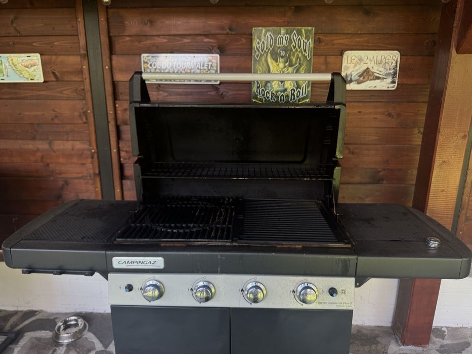 Vând grătar pe gaz Campingaz 4 Series Classic LS Plus D, model mare și robust, ideal pentru terasă, curte sau foișor.