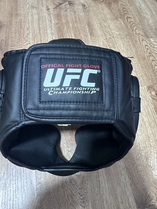 шлем UFC черный.