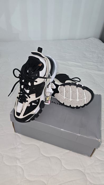 vând balenciaga track