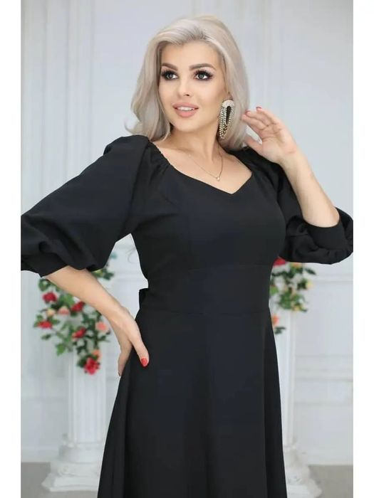 Черное длинное платье с вырезом