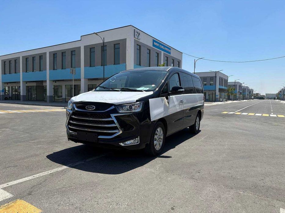 Jac M4 yangi sotuvda tayor