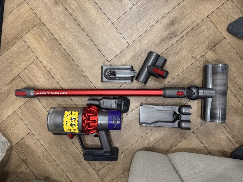 На запчасти Dyson v10