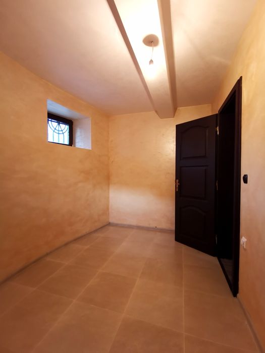 Под наем - Тухлена къща след основен ремонт, двор и барбекю в центъра