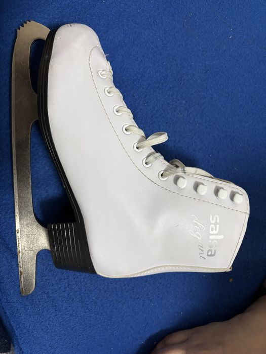 Коньки фигурные продам