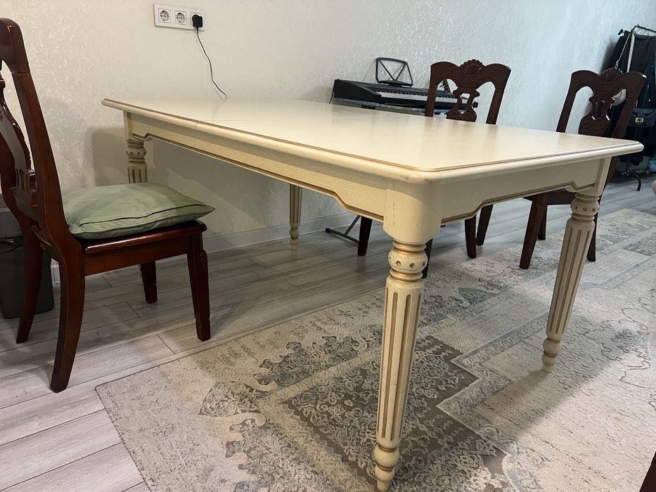 Стол для гостинной