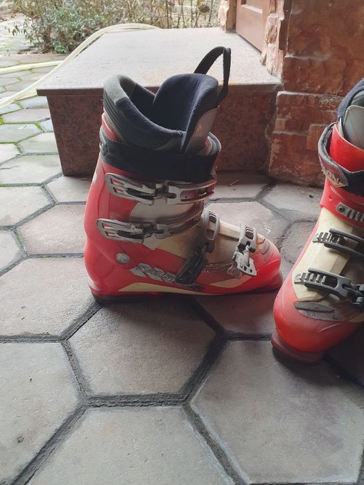 Горный спортивны лыжи