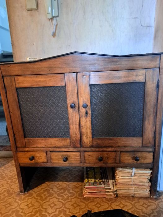 Стари шкафове масив