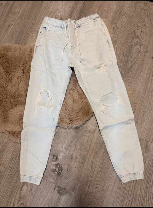 Blugi Bershka rupti