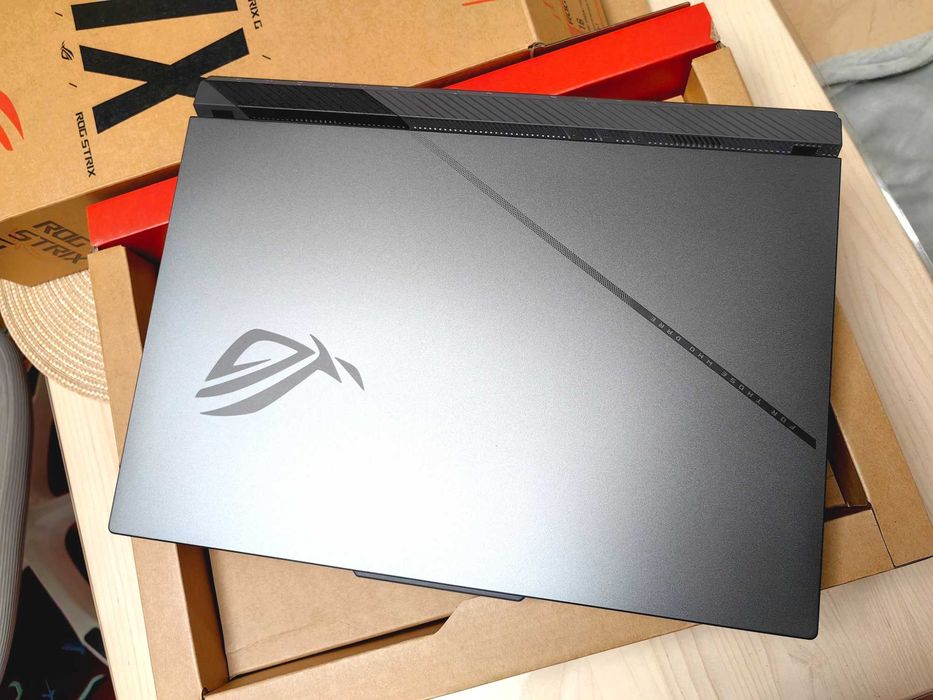Asus ROG Strix Ryzen 9-8Gen HX, 32GB, RTX5060, 2TB, 2.5k 240Hz 100%SRG