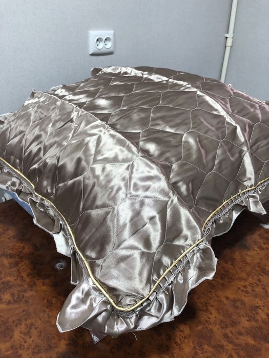 Подушки пуховые  75 на 75