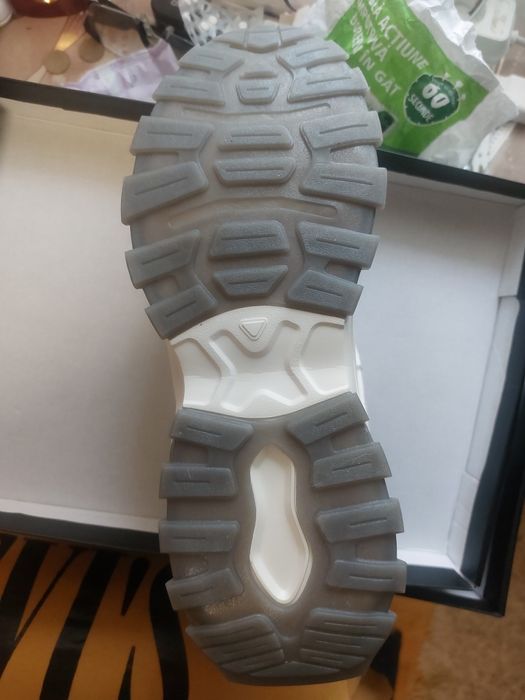 Vând adidași Iceberg noi la cutie originali.