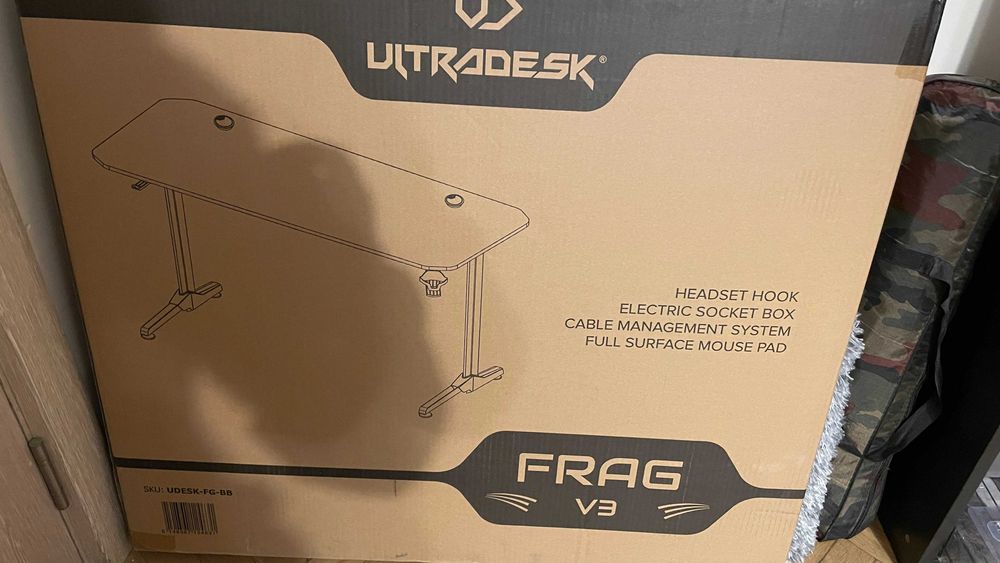 Продавам комплект волан и бюро: Thrustmaster T500 RS + Ultradesk Frag V3