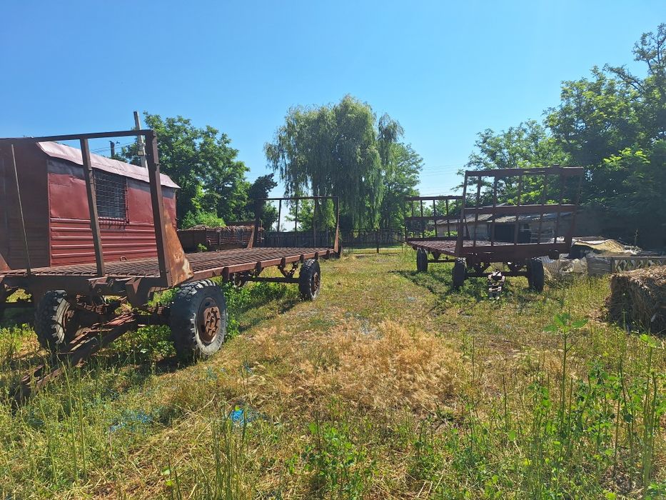 Vând  o remorcă de cărat baloți, remorcă de 5 t ,vagon și mătură fără peri pentru tractor de 80 cai