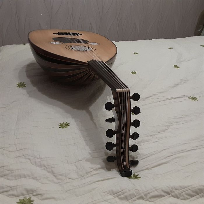 Oud ручной работы.