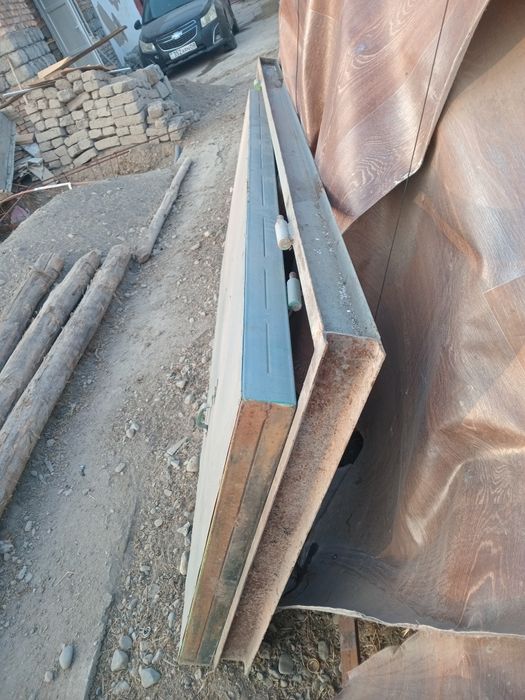 Дверь железная продаётся.