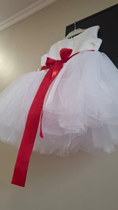 Белое красивое платье на девочку