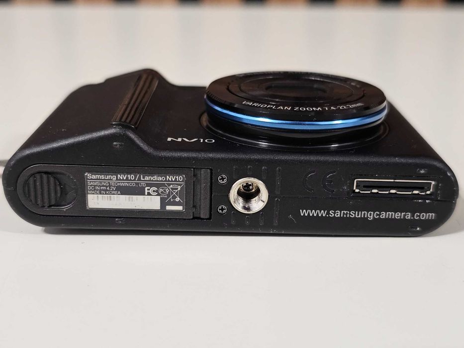 Aparat foto digital compact Samsung NV10 cu defect la blitz
