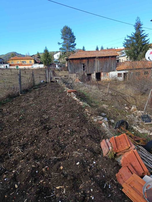 Продава се къща(на калкан) с плевня и 300 кв.м двор