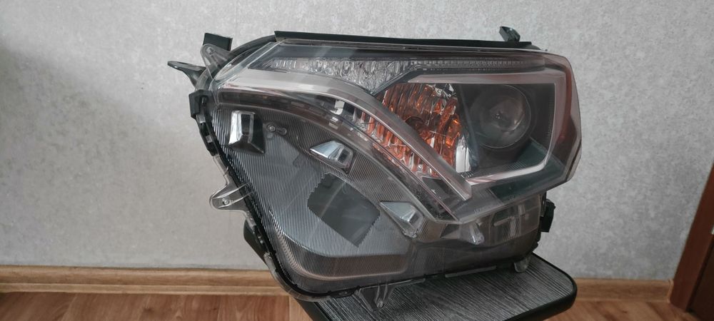 Фара левая Toyota Rav4