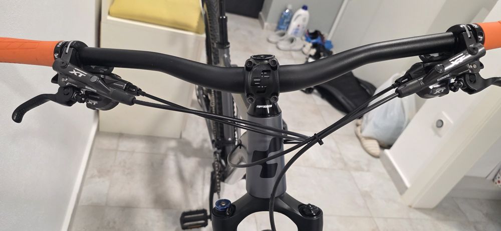 Cube Hardtail – Full Shimano XT (inclusiv roți) – Stare excelentă