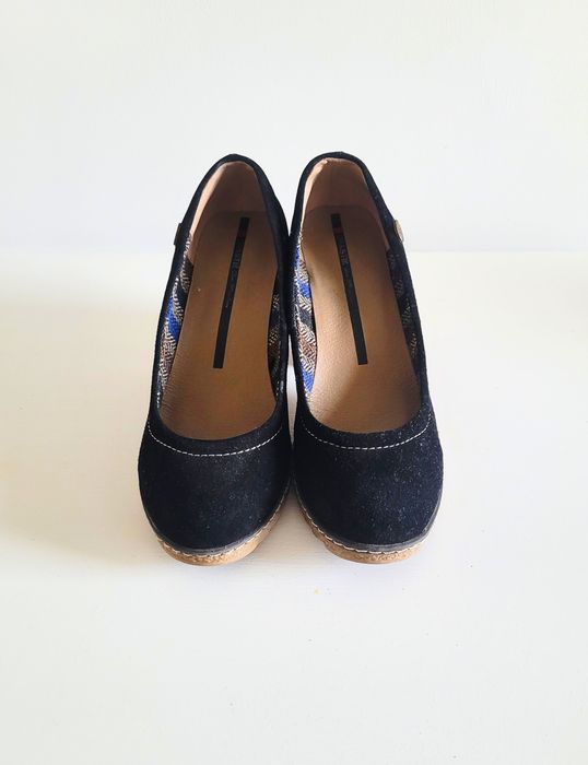 Pantofi negri, din piele intoarsa, cu platforma