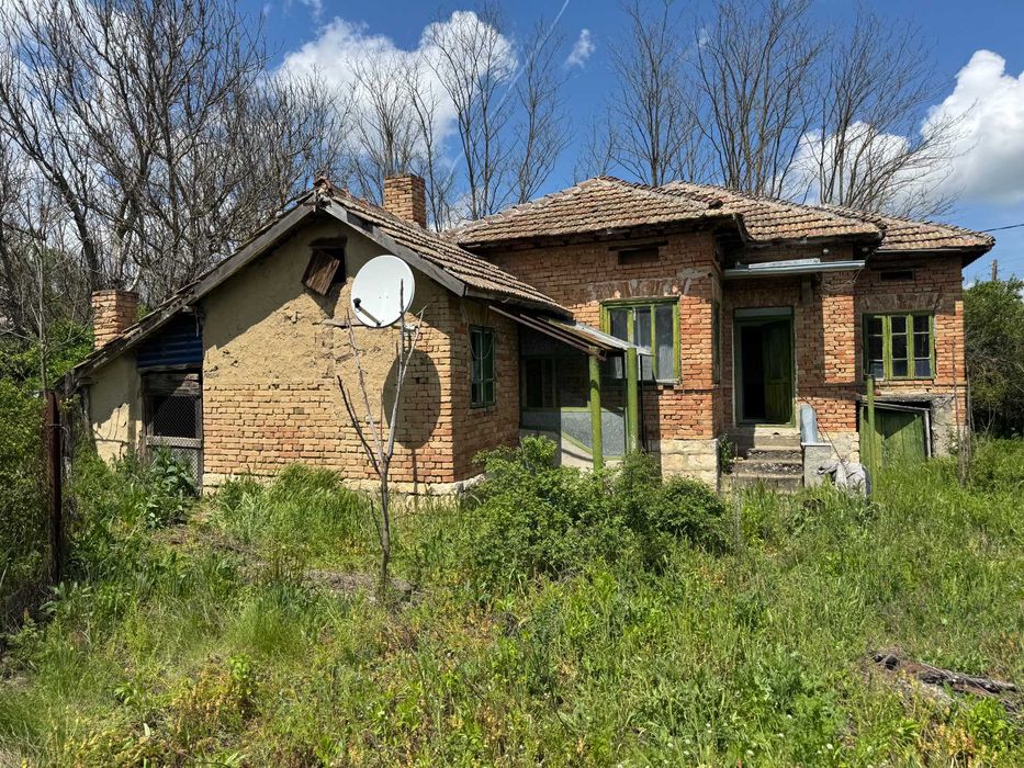 Къща с голям двор 1900 кв.м. парцел земя в регулация в село Александрия община Крушари област Добрич