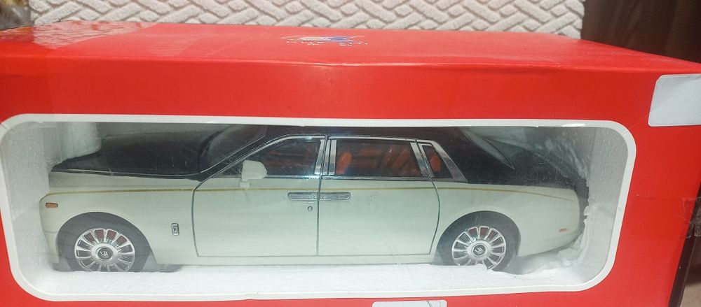 Метална кола Rolls Royce Phantom,1:18 , чисто нова
