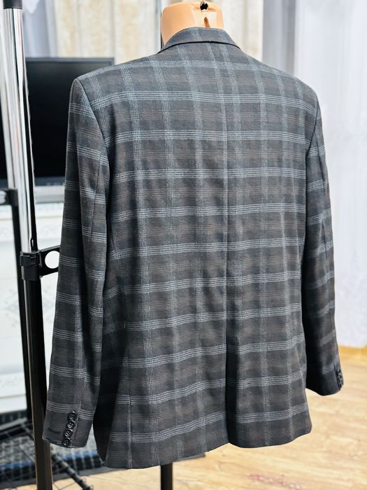 Sacou din carouri impecabil și elegant